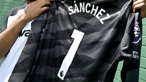 Sanchez takes over no.1 理 | Video | Official Site | Chelsea Football Club