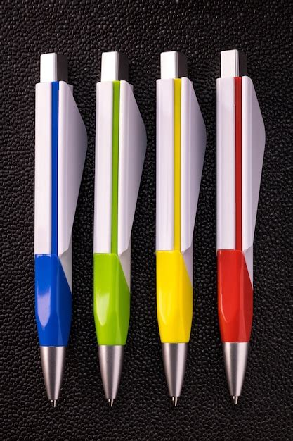 Penna colorata su sfondo scuro. penna a sfera vuota per il tuo design. | Foto Premium