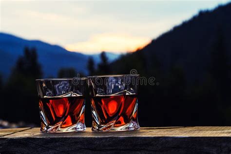 Tiro Del Whisky En El Cielo Dram Tico De La Puesta Del Sol En Fondo Del