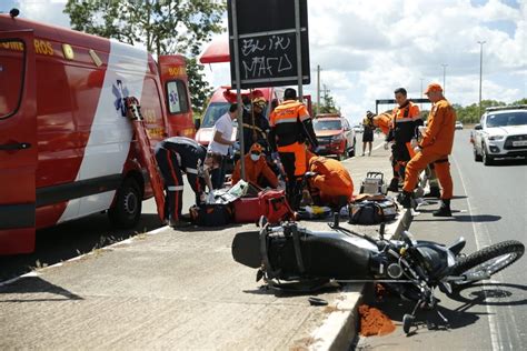 Homem Morre Ap S Cair De Moto E Bater Em Placa Na Ponte Jk Em Bras Lia