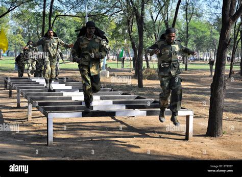 Soldiers training obstacle hi-res stock photography and images - Alamy