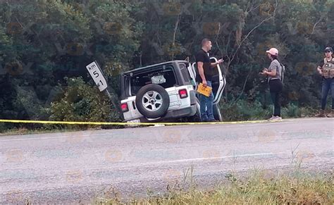 Queda sin vida camioneta choca a tractocamión en carretera de Hidalgo