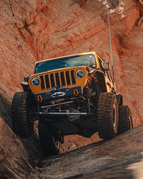 This Jeep Defies Gravity Watch How A Rubicon Climbs A Rock In Seconds