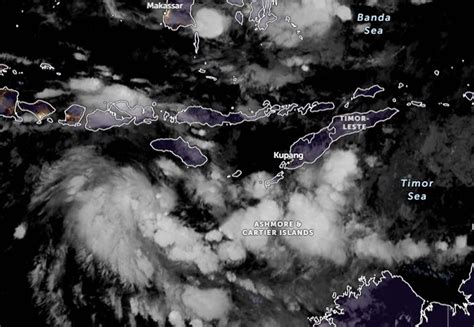 Bibit Siklon Tropis 96S Berada Di Dekat Pulau Sumba NTT Dari Laut