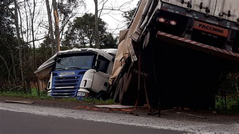 Carreta De Erechim Sai Da Pista E Espalha Carga De Arroz Na BR 285 Em