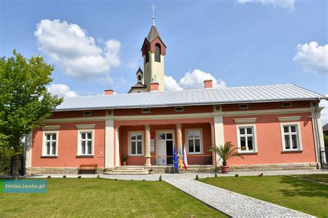 Szebnie Biblioteka Publiczna W Miejscu Dawnej Zabytkowej Plebanii