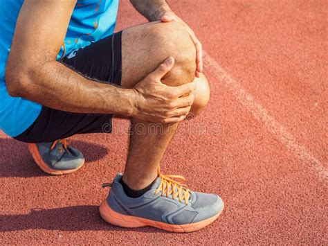 Feridas No Joelho Jovens Esportes Segurando O Joelho As Mãos De Dor