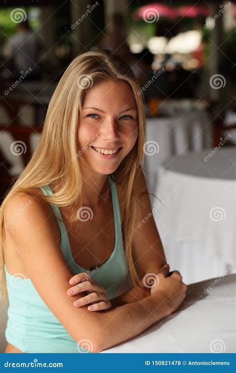 Mooi Jong Volwassen Blondemeisje Op Vakantie Bij De Toevlucht Stock Foto Image Of Haar