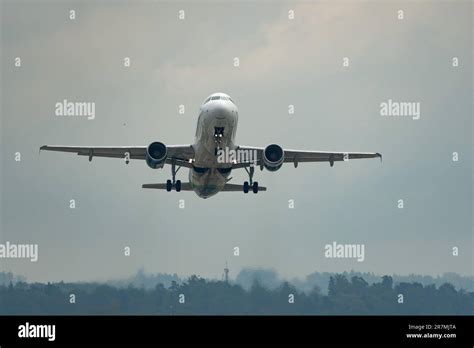 Zúrich Suiza 2 de mayo de 2023 Los aviones EI DEK Aer Lingus Airbus