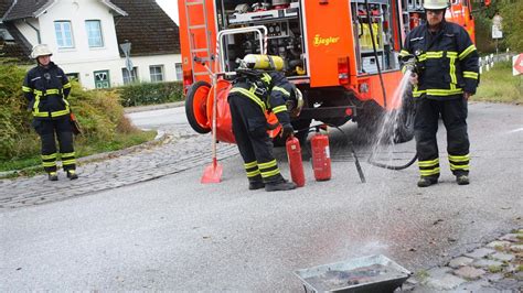 Brennender E Roller Akku Feuerwehr Hat M He Mit Dem L Schen