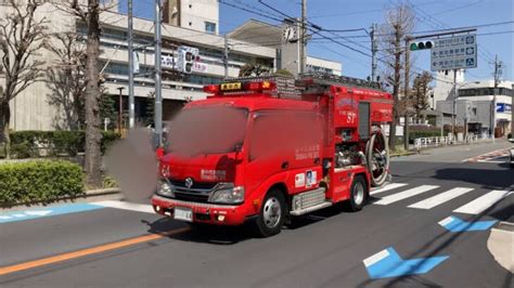 箕面市で起きた火災で応援要請が入った 豊中市消防局 新千里消防署 桜井谷出張所 小型タンク車 64号車 隣町の消防車が快晴の箕面市役所前を