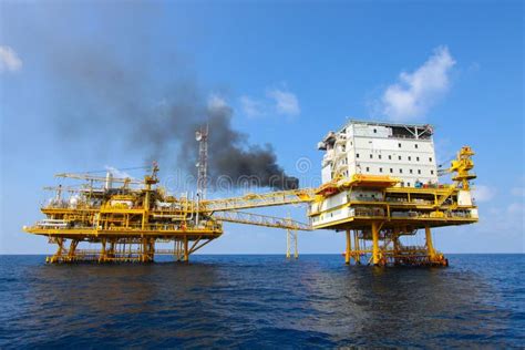 Piattaforma Del Gas E Del Petrolio Nel Golfo O Il Mare L Energia