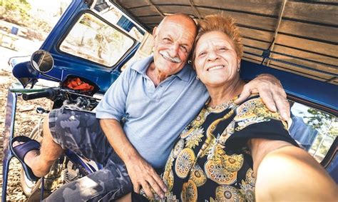 Feliz Pareja Senior Tomando Selfie En Triciclo En Viajes A Filipinas