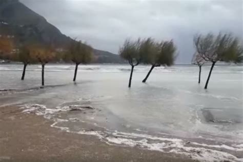 Drve E Se Savija Oluja Nosi Sve Pred Sobom Nevreme Na Jadranu Divlja