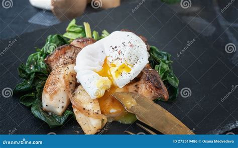 Setas A La Parrilla Pleurotus Eryngii Con Huevo Y Espinaca Pochados