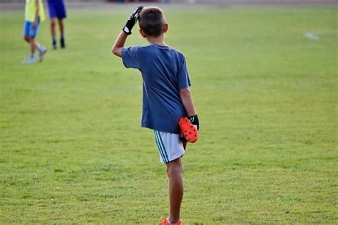 Imagem gratuita menino criança jogador de futebol escola infantil