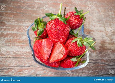 Verse Aardbeien In Een Glaskom Stock Afbeelding Image Of Smakelijk