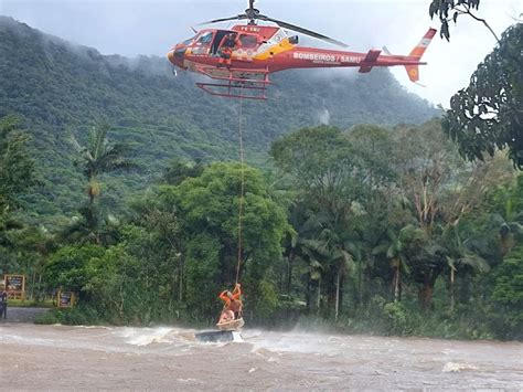 Homens Ilhados Em Cima De Carro Durante Enxurrada No Norte De Sc S O