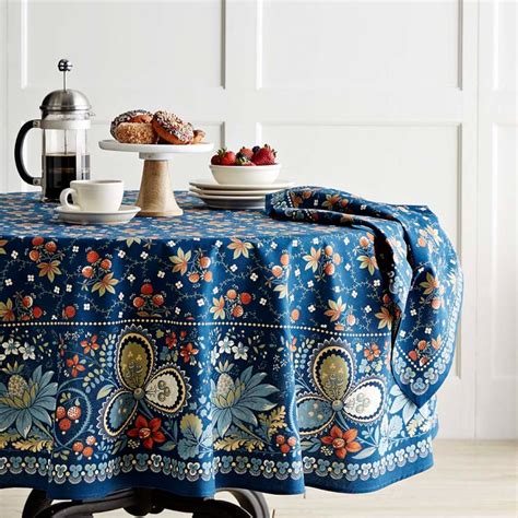 20 Round Tablecloths for Summer Entertaining