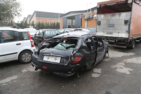 Muore A Anni Nellincidente Allalba In Tangenziale Ferita Lamica