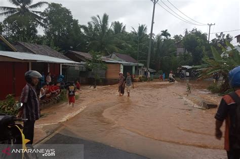 Bpbd Evakuasi Korban Banjir Di Bengkulu Antara News