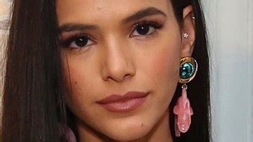 Bruna Marquezine Causa Em Evento Vestido Curtinho Decote Profundo