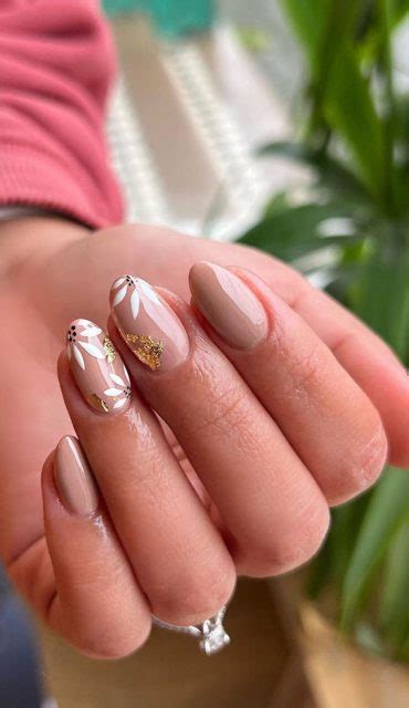 Your Nails Deserve These Floral Designs Gold Foil White Flower Nude