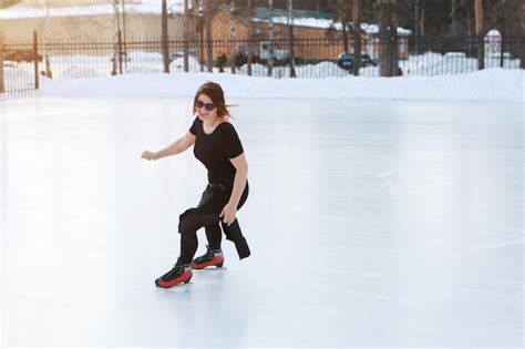 Patinadora Art Stica Sobre Hielo La Ni A Est Patinando Hielo Bajo El