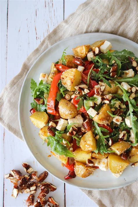 Kartoffelsalat Med Bagte Peberfrugter Feta Rucola Og Mandler Med Karry