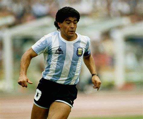 diego maradona  argentina en  momento dado
