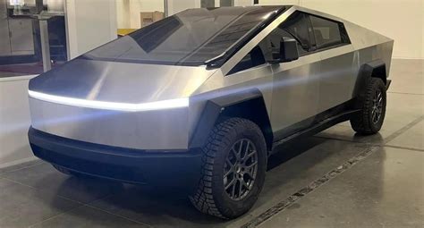 Tesla Cybertruck Si Mostra In Un Nuovo Video Uscita Slitta Al