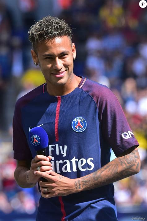 Neymar Jr Lors De Sa Pr Sentation Au Public Au Stade Du Parc Des