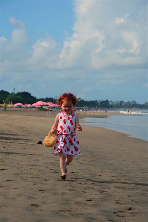 La Petite Fille Rousse Mignonne Court Sur La Plage De Bali Image Stock