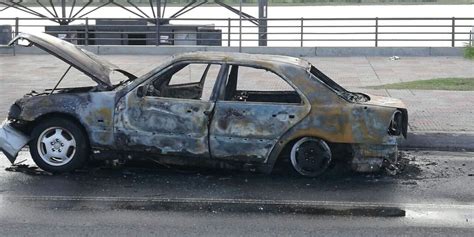 La Naci N Un Autom Vil Se Incendi Por Completo En Plena Costanera