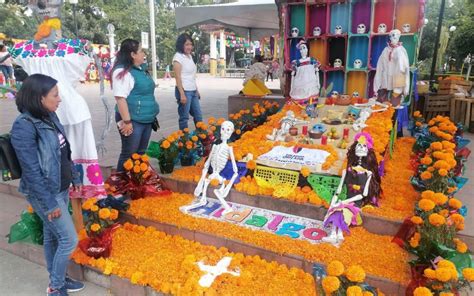 Tula de Allende celebra desfile y concurso de altares por Día de