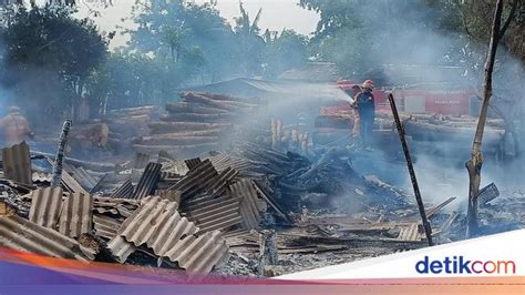 Gudang Kayu Di Probolinggo Terbakar Kerugian Capai Rp 100 Juta