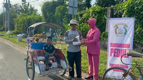 Gandeng Baznas Brimob Bone Bagikan Ratusan Nasi Kotak Dan Takjil