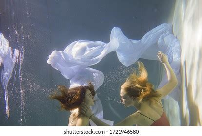 Two Beautiful Lesbian Girls Swimming Underwater Foto Stock 1721946580