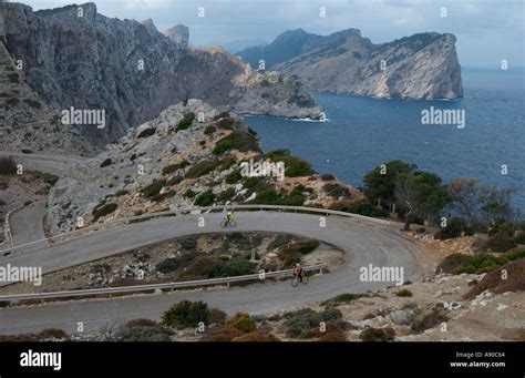 Los Ciclistas En La Carretera De Acceso Al Faro De Cap De Formentor