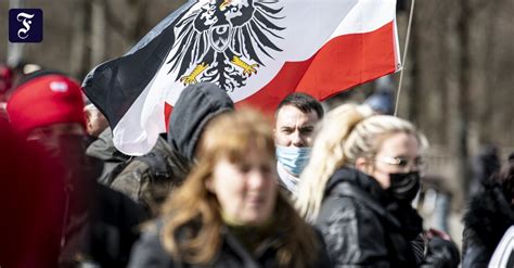 Razzien gegen Reichsbürger Was wollen sie mit Deutschland machen