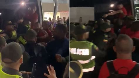 Agarrón Entre Jugadores De América Vs La Policía Siguió En El Parqueadero Con Violento Cruce