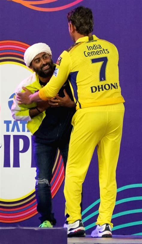 When Legends Meet Arijit Singh Touches Dhonis Feet At Ipl Opening