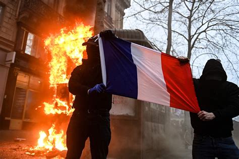 França Um milhão de pessoas vão às ruas contra reforma da Previdência