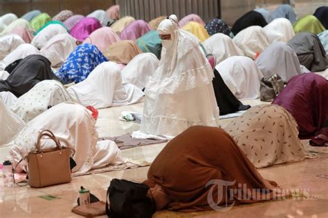 Salat Tarawih Pertama Di Masjid Istiqlal Foto Tribunnews