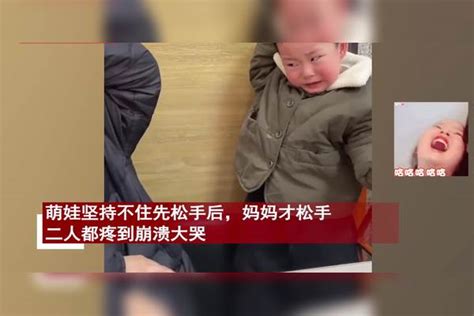 1岁多萌娃和妈妈互揪头发，互不相容都不肯撒手，爸爸吃瓜被揍