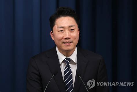 수석비서관회의 브리핑하는 이재명 부대변인 연합뉴스