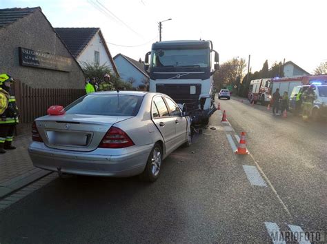 Wypadek W Dobrzeniu Wielkim Zderzy Y Si Ci Ar Wka Z O Radio Opole