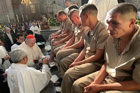 El Cardenal Carlos Aguiar Lava Los Pies A 12 Presos