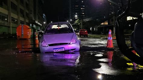 Imagens Asfalto Cede E Carro Cai Em Buraco Em Chapec Clicrdc