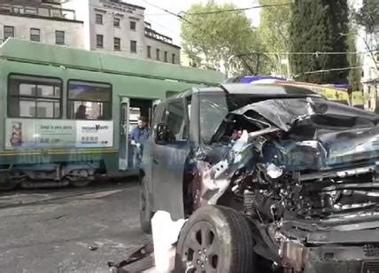 Si Schianta In Auto Contro Un Tram Costola Fratturata Per Ciro